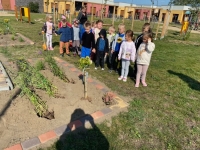 Zdjęcie: Nasz plac zabaw pięknieje